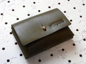 キャッシュレス財布（ギボシ留め）商品画像008：カード10枚とお札、小銭を入れて閉じるとこんな感じです