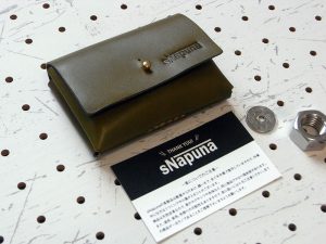 キャッシュレス財布（ギボシ留め）商品画像010：名刺サイズのカードとの比較画像です