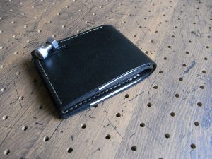 シンプルウォレット(札カード入れ)商品画像009:小銭入れが無いので収納後でも薄さがあり、ポケットに入れやすい