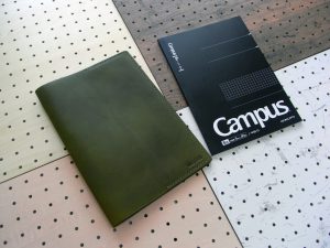 B5ノートカバー（セミB5・6号）商品画像001：定番のセミB5サイズのノートカバーです。