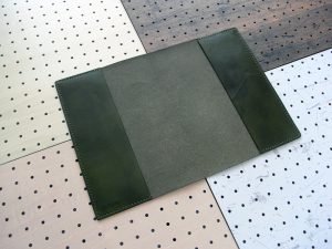 B5ノートカバー（セミB5・6号）商品画像004：開いた時の画像です。ブックマークやペンケースは無くシンプルな商品です。