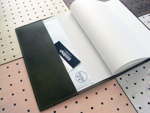 B5ノートカバー（セミB5・6号）商品画像007：左の差し込みポケットにはメモ等が収納できます。画像では長三封筒を収納しています。