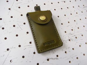 お守りケース003 商品画像006：お守りを入れると少しふっくらします