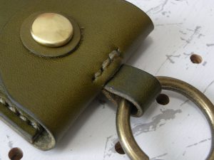 お守りケース003 商品画像009:結構太めの金具が取り付けられます。※商品は本体のみです。金具は付属しません。