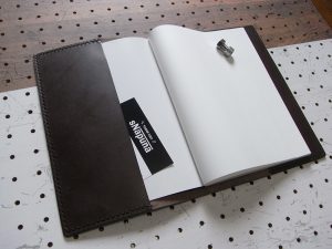 A5ノートカバー商品画像006:表紙、裏表紙の差し込みポケットは名刺なども入れられて便利です。