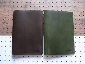 A5ノートカバー商品画像010:左がダークブラウン、右がモスグリーンです。この他ブラックのあります。