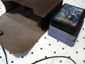 デッキケースXL(ローダー対応&50mm厚収納対応)商品画像006:ローダー20枚と1枚スリーブ30枚(合わせて厚さ5センチ)を楽々片側に収納の出来ます