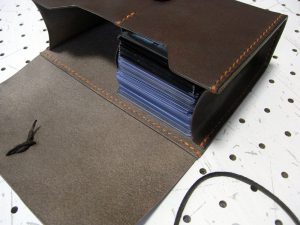 デッキケースXL(ローダー対応&50mm厚収納対応)商品画像007:ローダー20枚と1枚スリーブ30枚(合わせて厚さ5センチ)を楽々片側に収納の出来ます