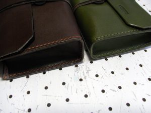 デッキケースXL(ローダー対応&50mm厚収納対応)商品画像010:デッキケースLとの厚さの比較です。デッキケースXLの方が1センチほど厚さがあります