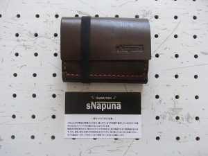 ミニマムウォレット002(ゴムバンド)商品画像001:ショップカードと並べてみました。