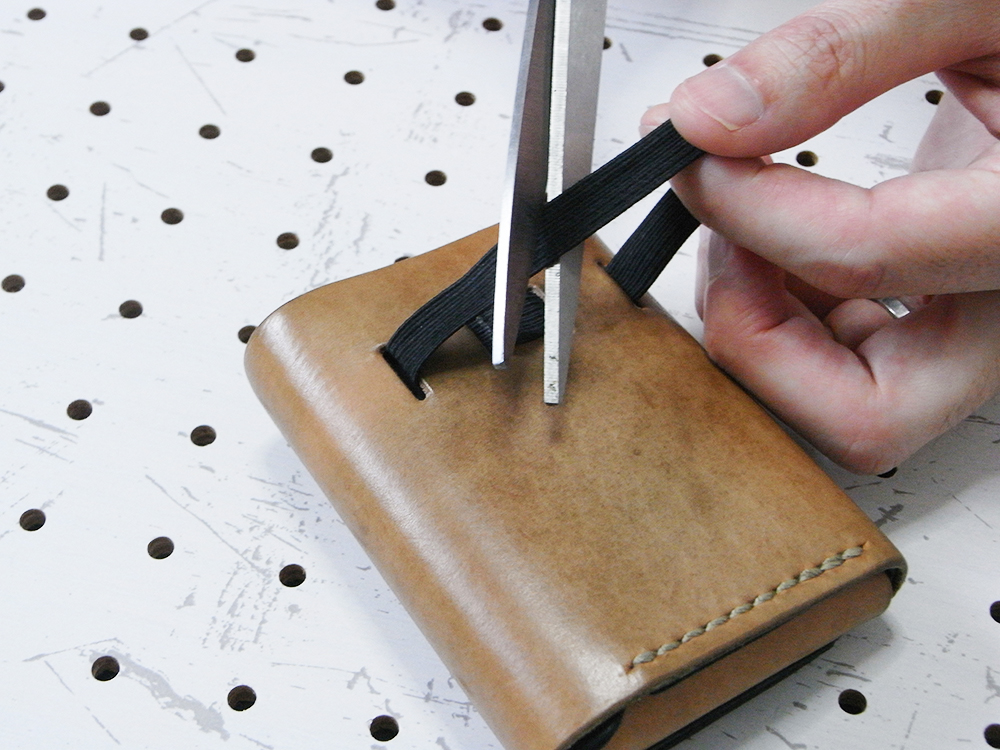 リペア画像02:古くなった平ゴムを切って抜きます