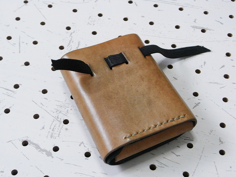 リペア画像03:古くなった平ゴムを切って抜きます