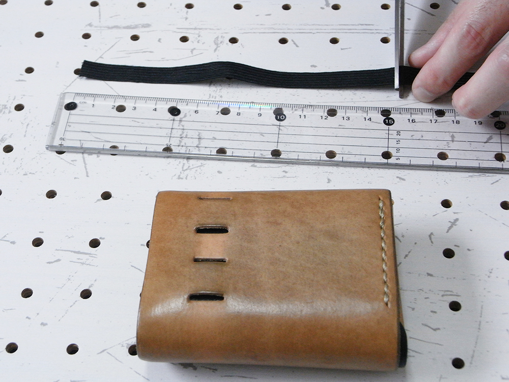 リペア画像04:新しい平ゴムを真っすぐにカット