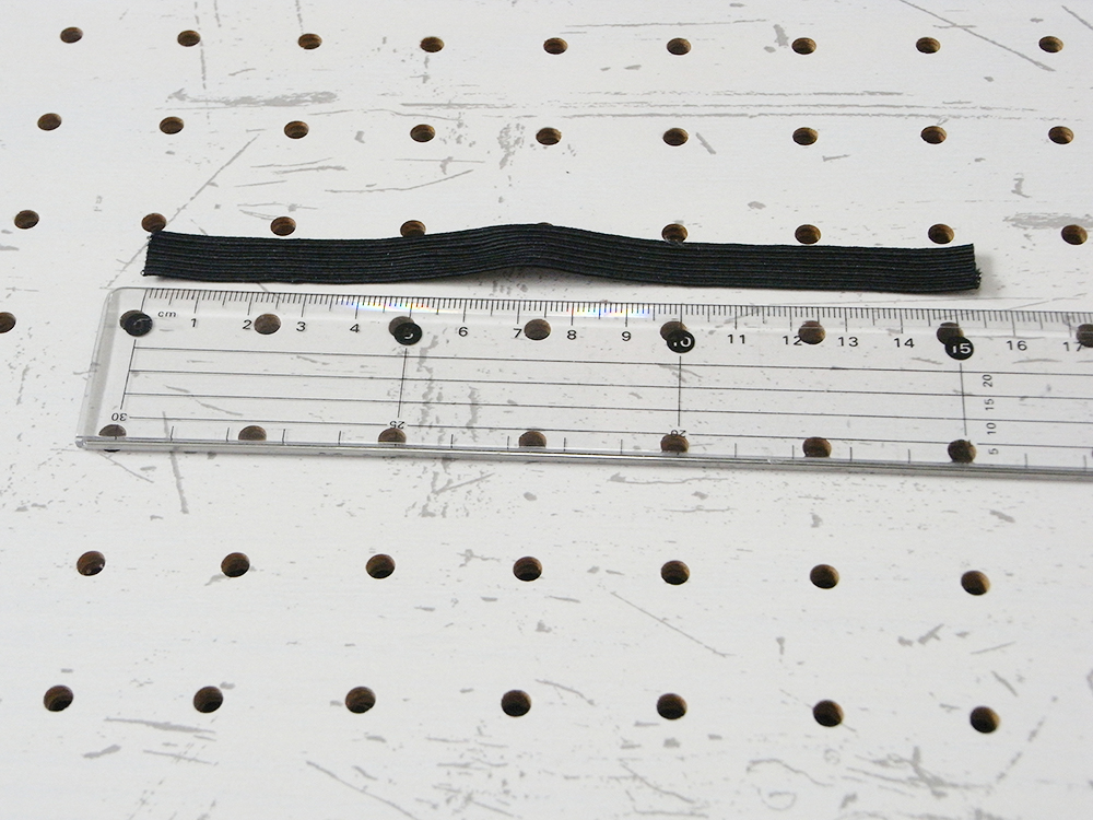 リペア画像05:こちらの財布の場合は15.5mmにカットしました。ゴムの長さはお好みで良いと思います。