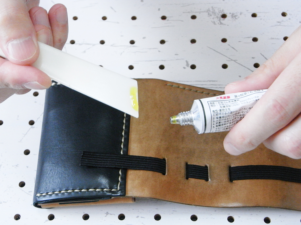 リペア画像07:ヘラにダイヤボンド(ゴムのり)をつけます。少量で十分です。