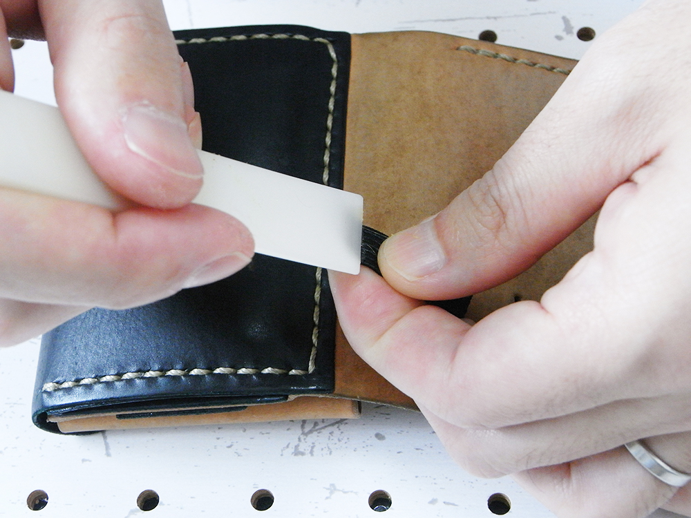 リペア画像08:平ゴムに薄く伸ばすように着けます