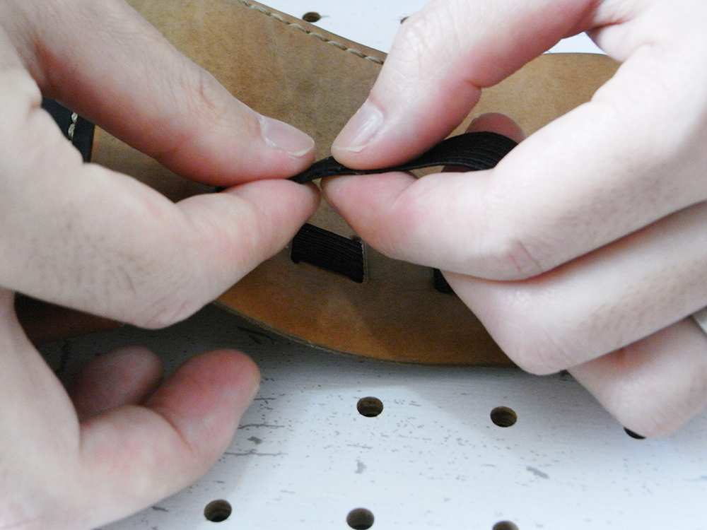 リペア画像10:ダイアボンド(ゴムのり)が生乾きになるくらいにした後に圧着します。生乾きというのが重要です!