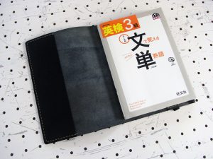 四六判ブックカバー(188×128mm※フリーサイズ)商品画像005:四六判サイズの本とあわせてみました