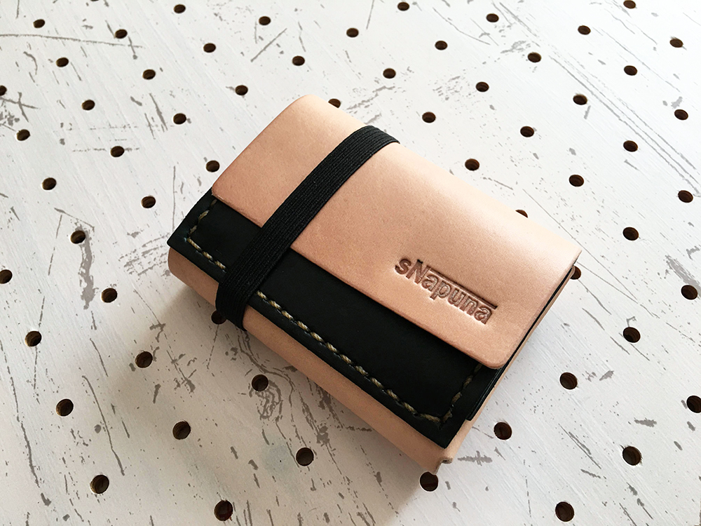 ミニマムウォレット002(使用前1/4)/タンローの革で作成し、緑とナチュラルの2色仕様です。