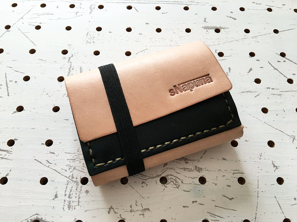 ミニマムウォレット002(使用前2/4)/写真では黒に見えますが、緑に染色していますです。