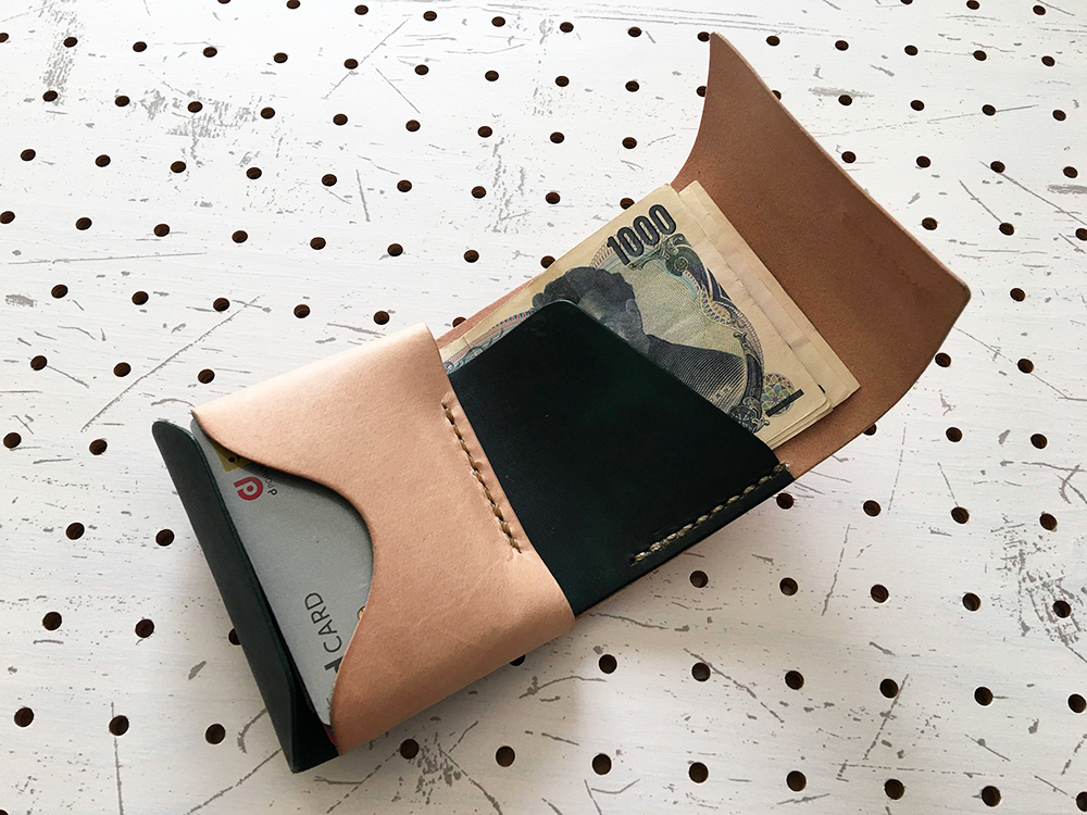 ミニマムウォレット002(使用前4/4)/作りたてはこんな感じでナチュラル部分は白めのベージュといった色味。