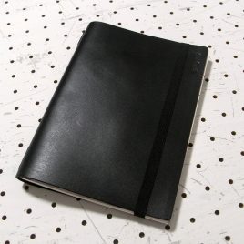 A5シンプルノートカバー商品画像000：シンプルなA5ノートカバーです。