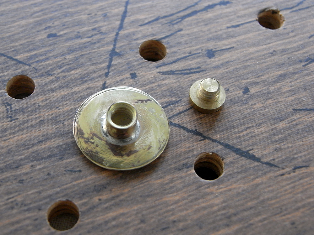 ゴールデンスマイルコンチョ（真鍮製）商品画像004：ネジ式のコンチョです、ネジ部分も真鍮です