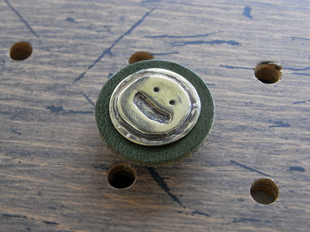 ゴールデンスマイルコンチョ（真鍮製）商品画像008：直径2cmの革を挟んで使用するとしっくりきます