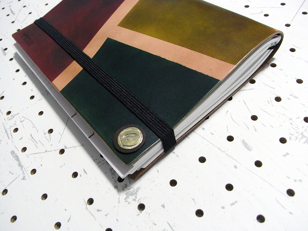 A5シンプルノートカバー(カラー)使用前006:ゴールデンスマイルコンチョをつけました