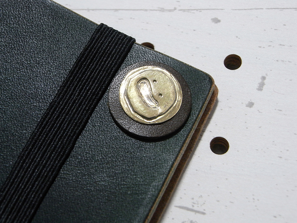 A5シンプルノートカバー(カラー)使用前007:ゴールデンスマイルコンチョをつけています