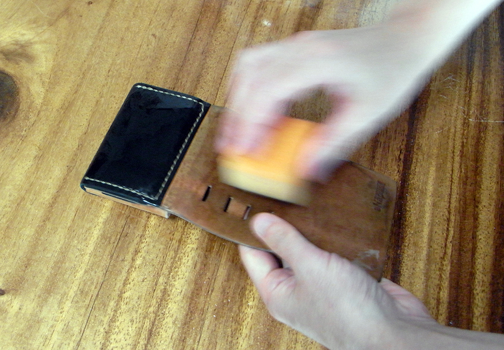 クリーニング手順001：霧吹きで水をまんべんなく吹き付けスポンジで馴染ませます