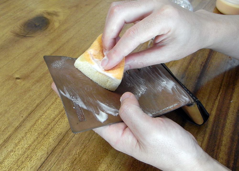 クリーニング手順003：水分泡が革全体に行き渡るように丁寧に洗浄します