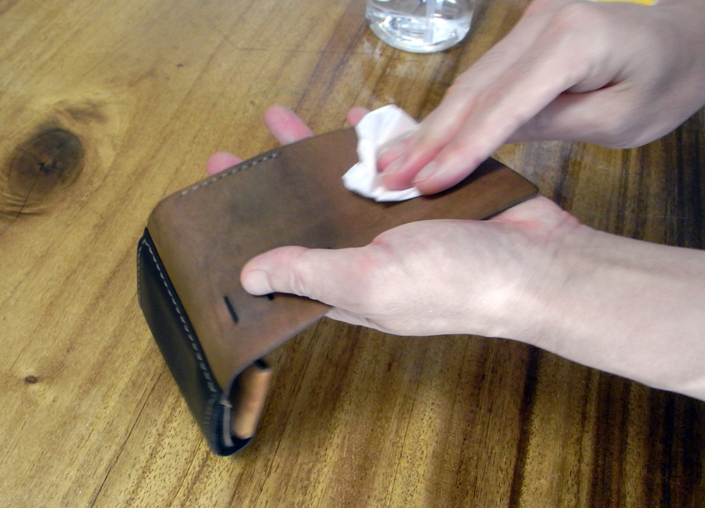 クリーニング手順004：レザーソープは洗い流すのではなく、ティッシュペーパー等で優しく拭き取って、作業は完了です
