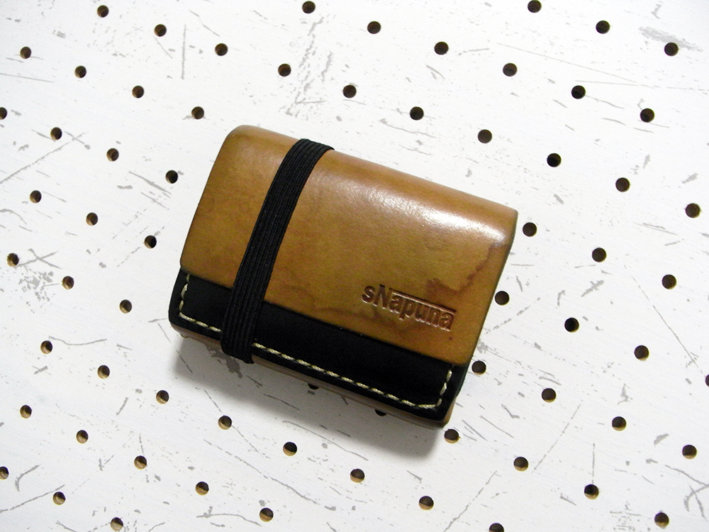 ミニマムウォレット002(1年使用後1/4)/前回(8月)より若干暗くなった感じがします。