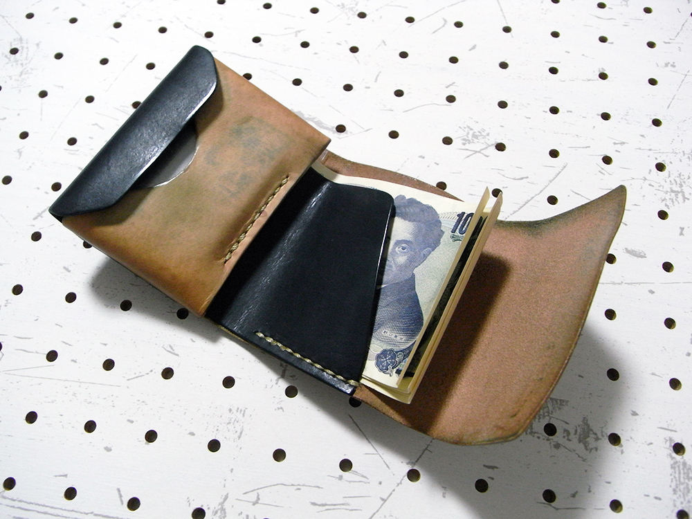 ミニマムウォレット002(1年使用後3/4)/内側はより使用感が出ています。まだまだ深みが出そうな感じです。