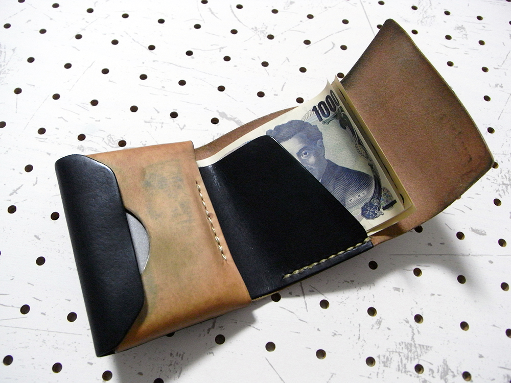 ミニマムウォレット002(1年使用後4/4)/緑の色移りの度合いは前回(8月)から変化は無くいい感じです。