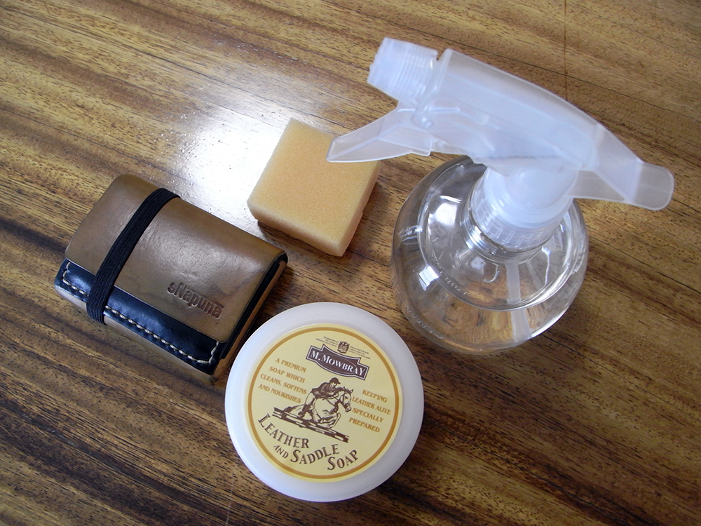 準備するもの：レザー用の洗剤、スポンジ、霧吹き（中身は水です）