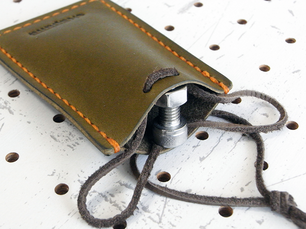 お守りケース004 商品画像006:紐を緩めると口が開きます。