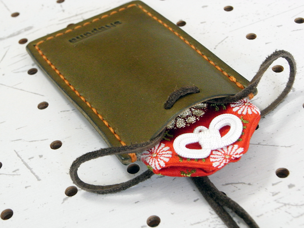 お守りケース004 商品画像007:開いた口にお守りがすっぽりと収まる感じです。