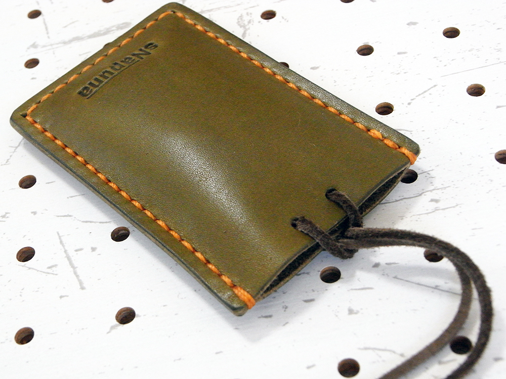 お守りケース004 商品画像009:お守り収納後の画像です。ふっくらとします。