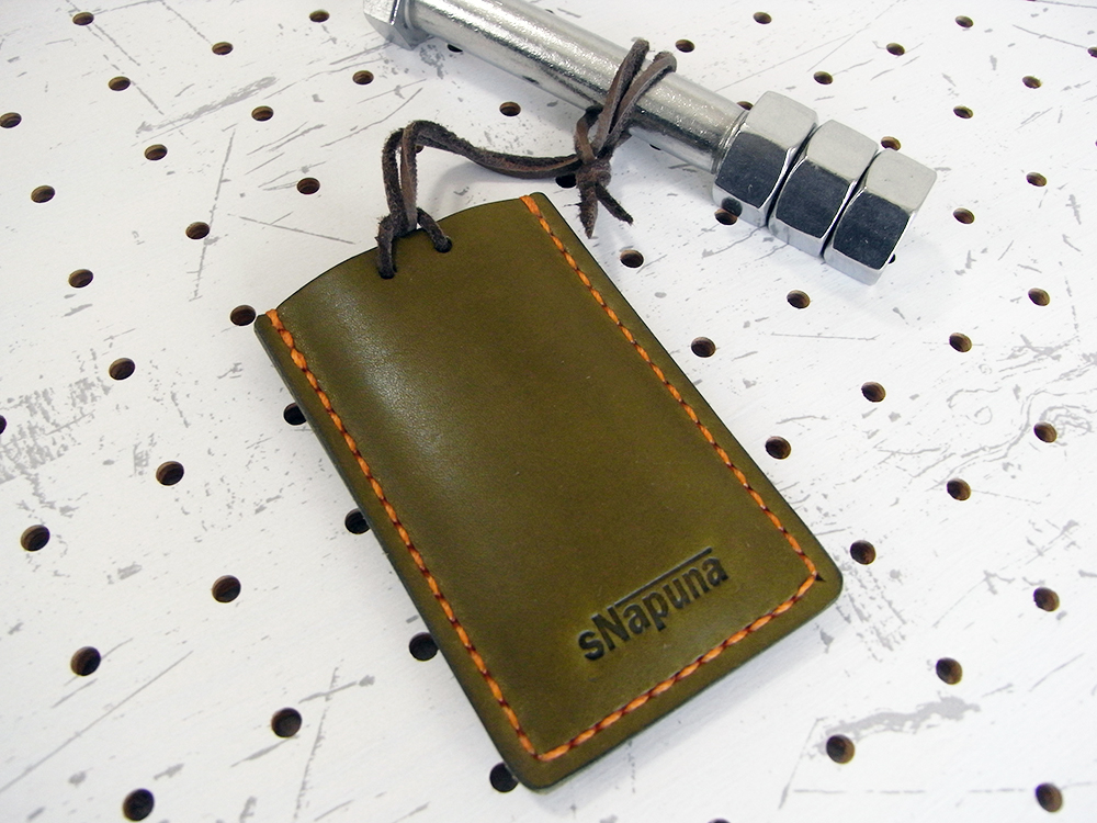 お守りケース004 商品画像010:紐は長めにしていますので、画像のように引っ掛けることが出来ます。