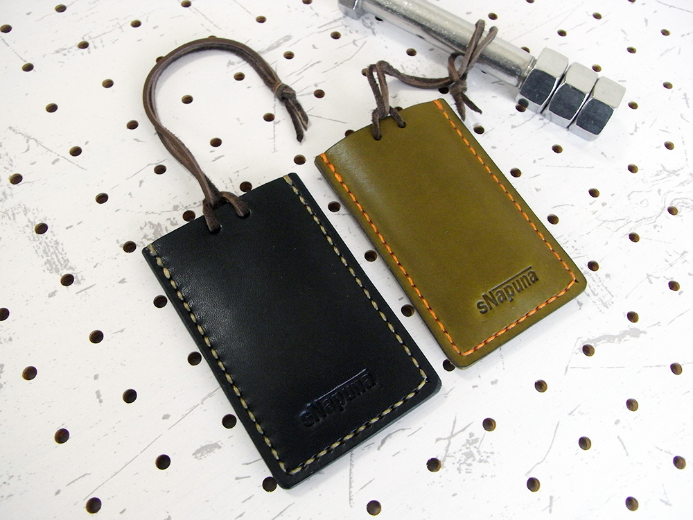 お守りケース004 商品画像011:右がモスグリーン、左がブラックです。