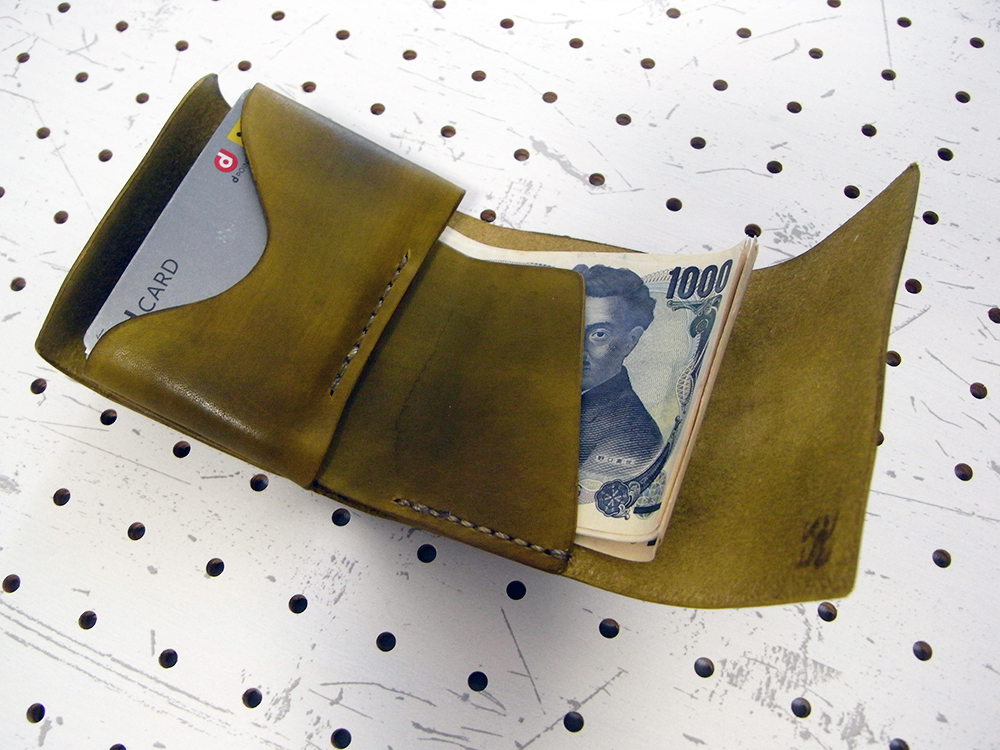 カードや札の入るスペースは十分!