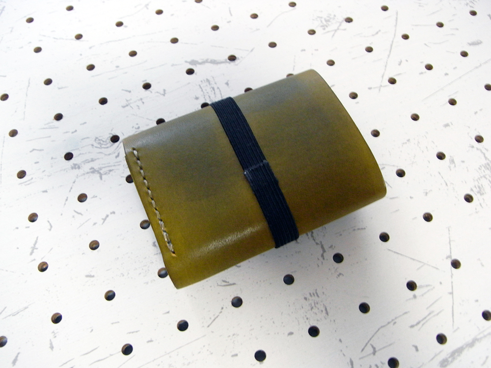 背面はゴムバンドは着脱可能にしているので、こんな感じです。