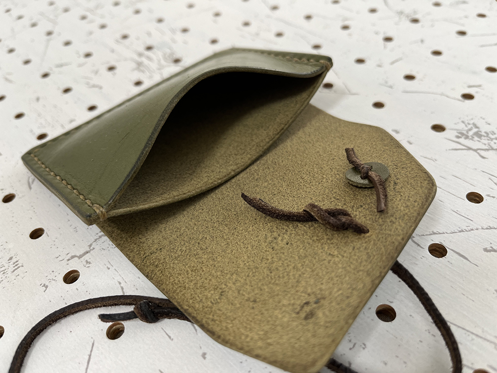 ミニケース商品画像011:フタを開閉口に縫い付けていないのでパカっと大きく開きます