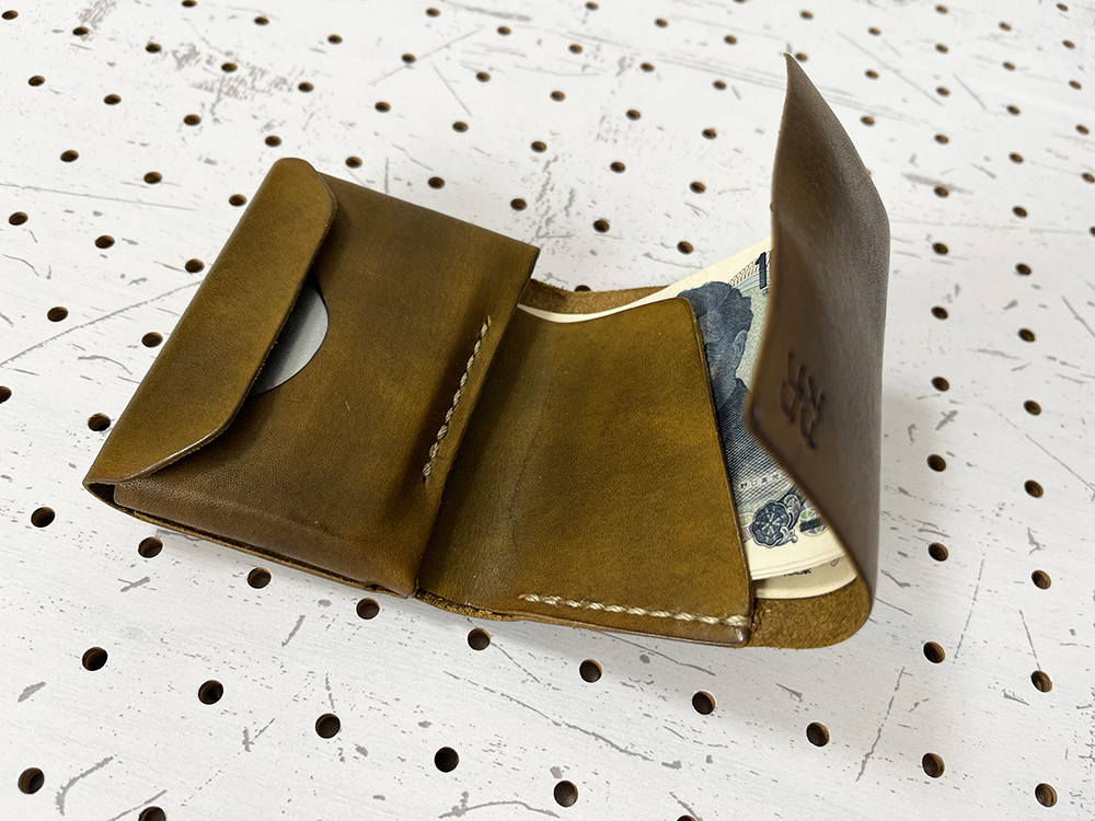 カードや札の入るスペースは十分!