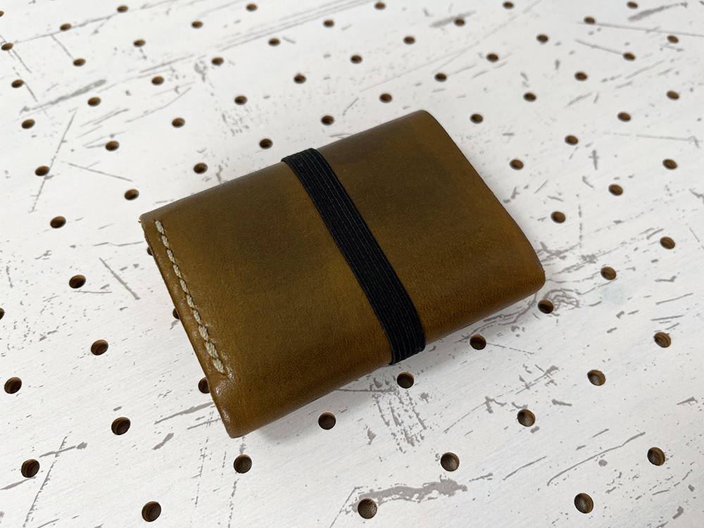 背面はゴムバンドは着脱可能にしているので、こんな感じです。