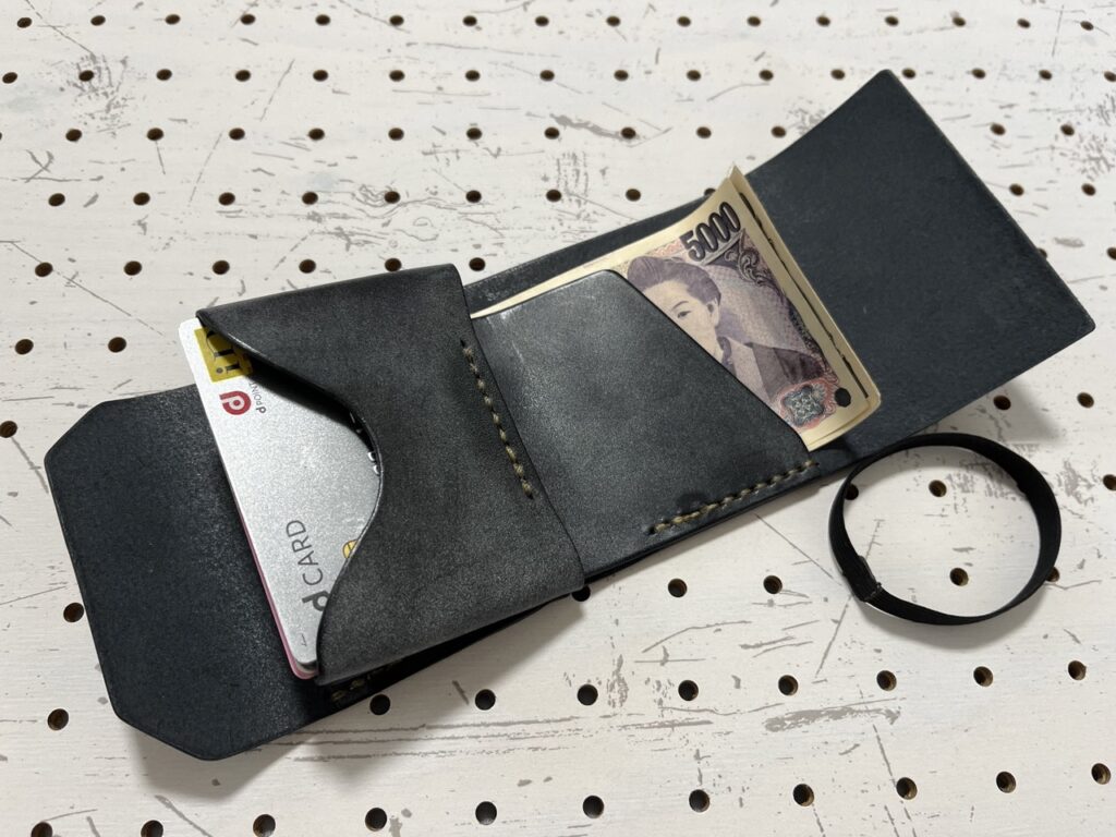 ロロマレザーのミニマムウォレット(撮影日:2023年5月5日)札カード挿入イメージ