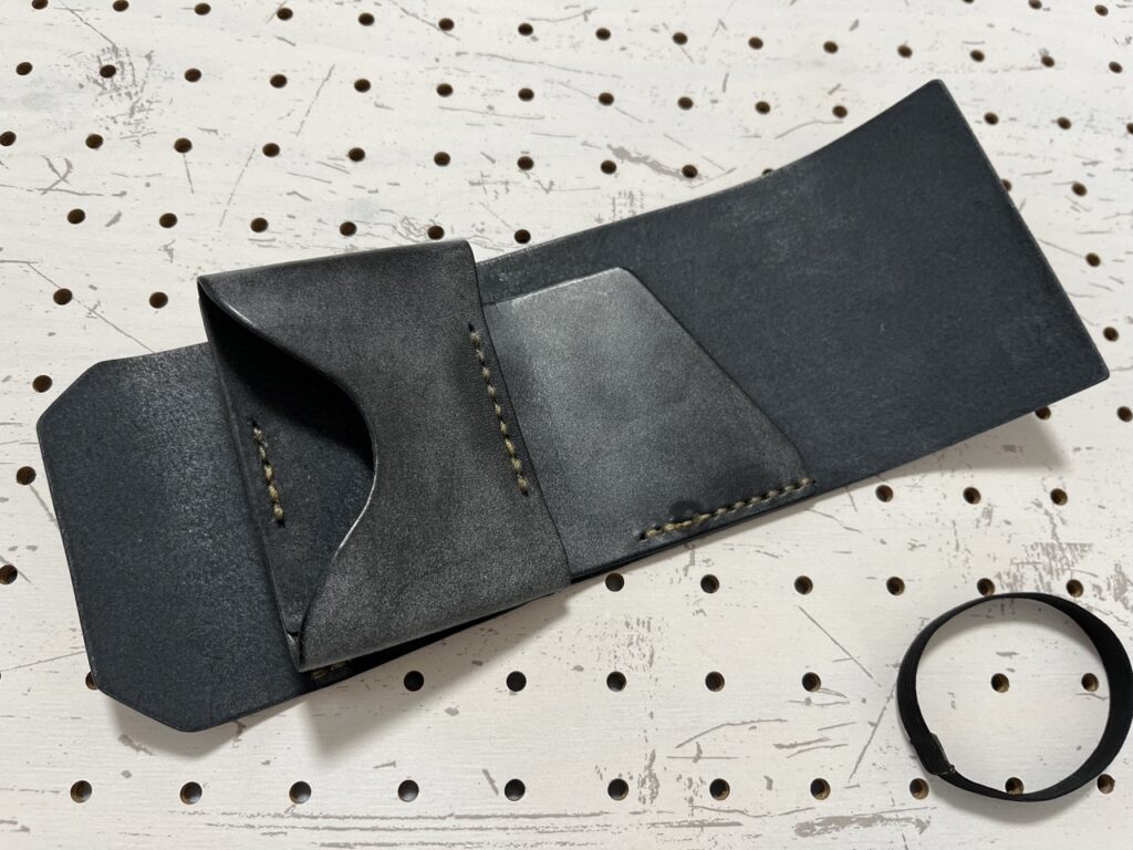 ロロマレザーのミニマムウォレット(撮影日:2023年5月5日)展開した時