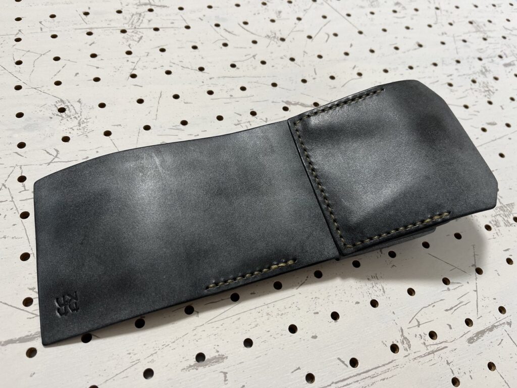 ロロマレザーのミニマムウォレット(撮影日:2023年5月5日)展開した時の外面